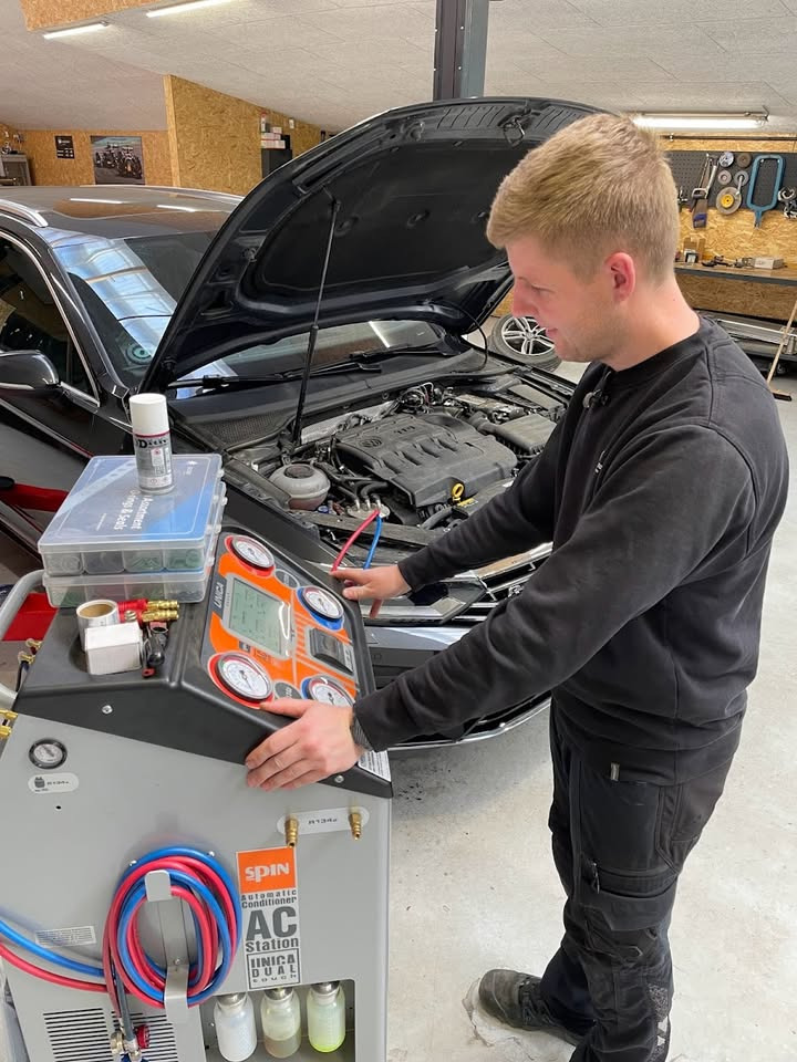 Autotekniker Kim Skytthe tilbyder airconditionservice til bilen før sommerens varme