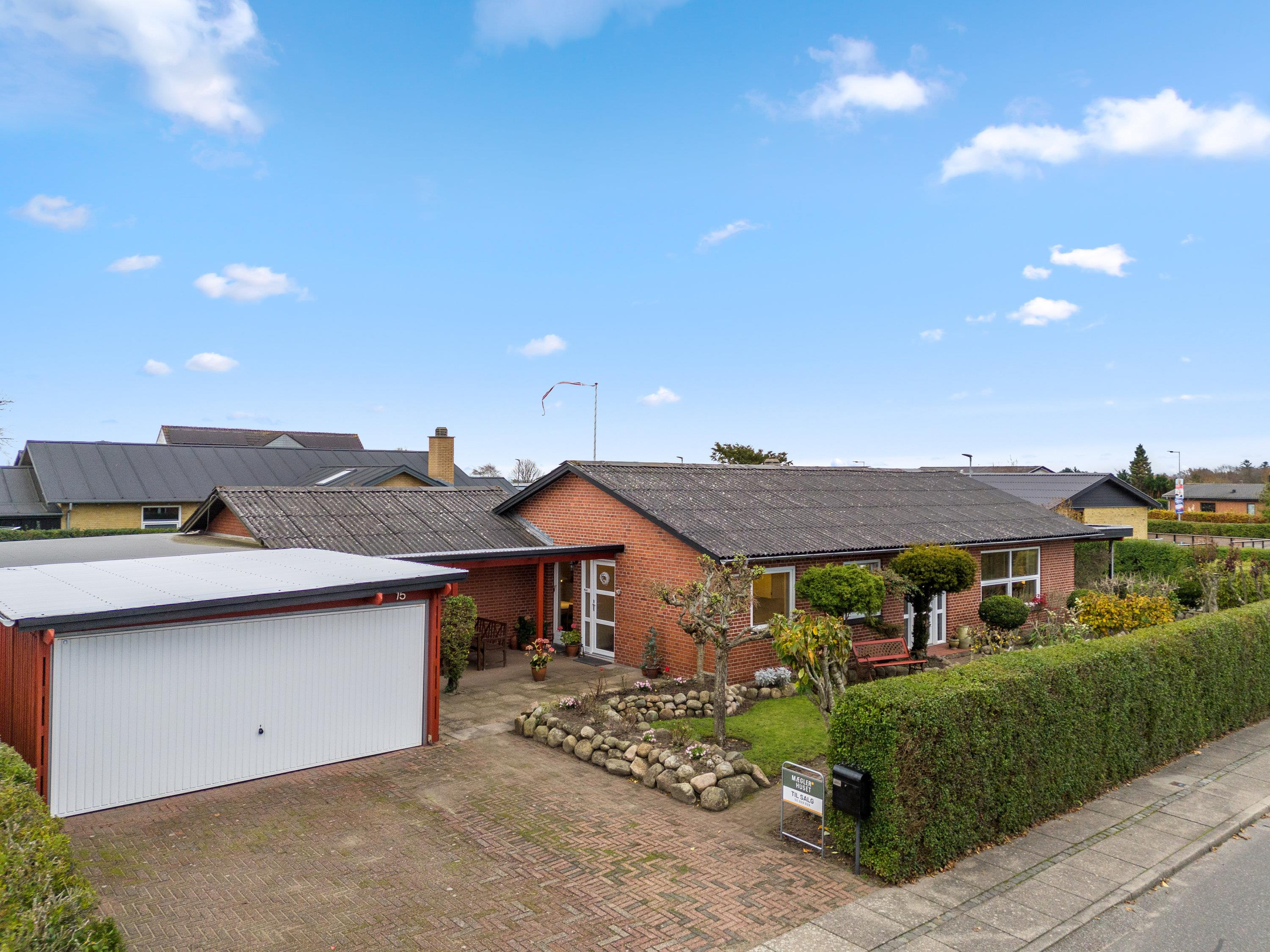 Rummelig bolig med fantastiske opholdsrum og skøn have