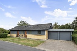 Til salg hos Nybolig Brønderslev & Vrå: Indbydende villa med skøn atmosfære