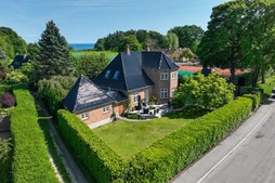 Gl Strandvej 75 og 2 andre boliger er kommet til salg denne uge i Humlebæk - se boligerne her.