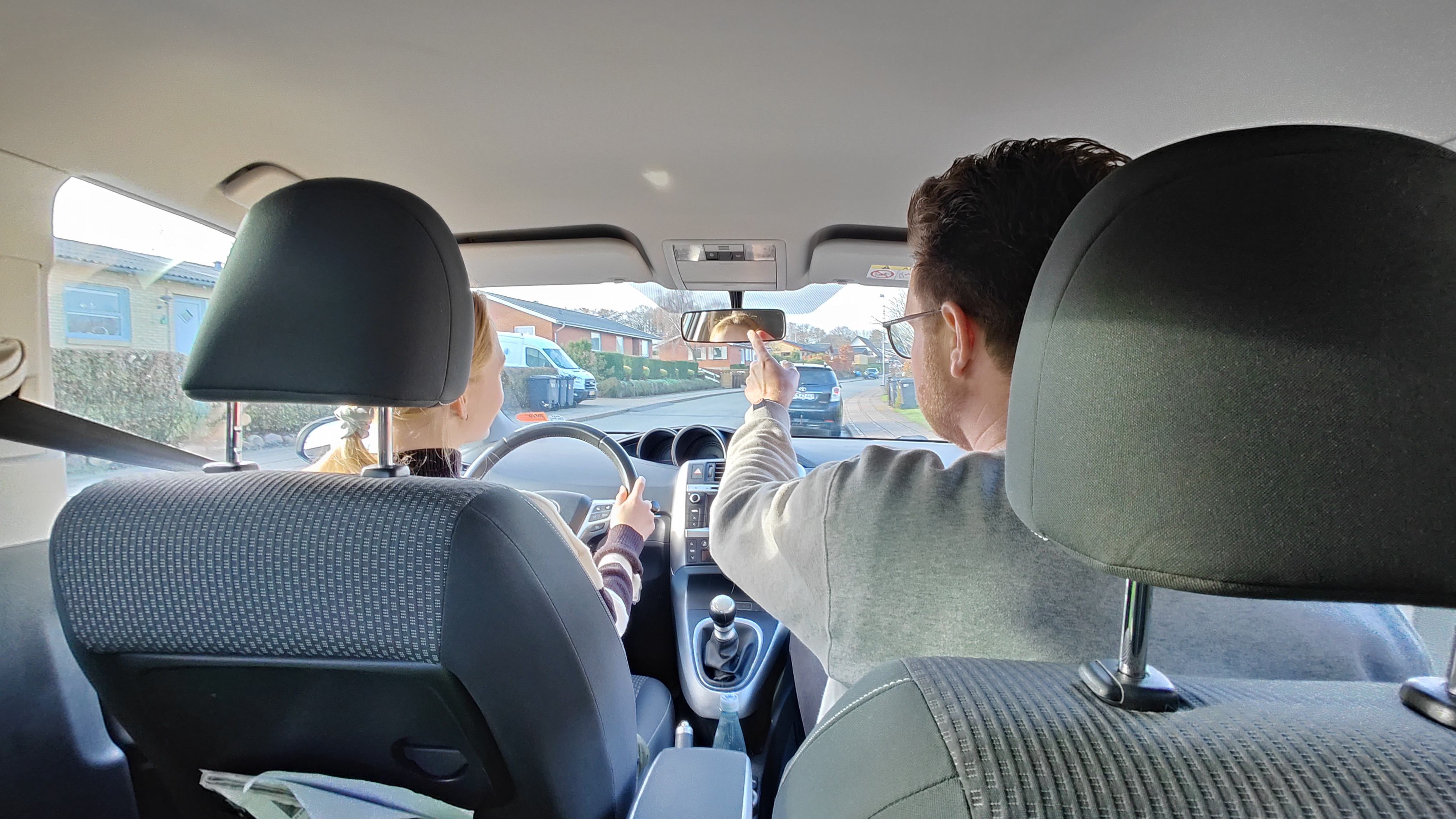 Kørelærerne Louise & Jan har et budskab: "Vi skal have ventetiderne ned på køreprøver."