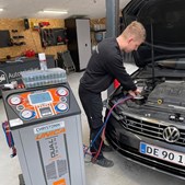 Autotekniker Kim Skytthe tilbyder aircondition-service til sommervarmen