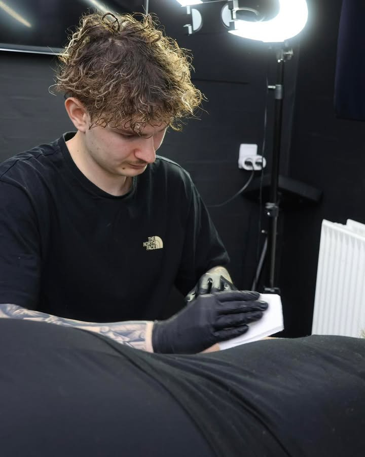 Mr. & Mrs. Tattoo præsenterer detaljerede tatoveringer af Mateusz til 2.000 kr.