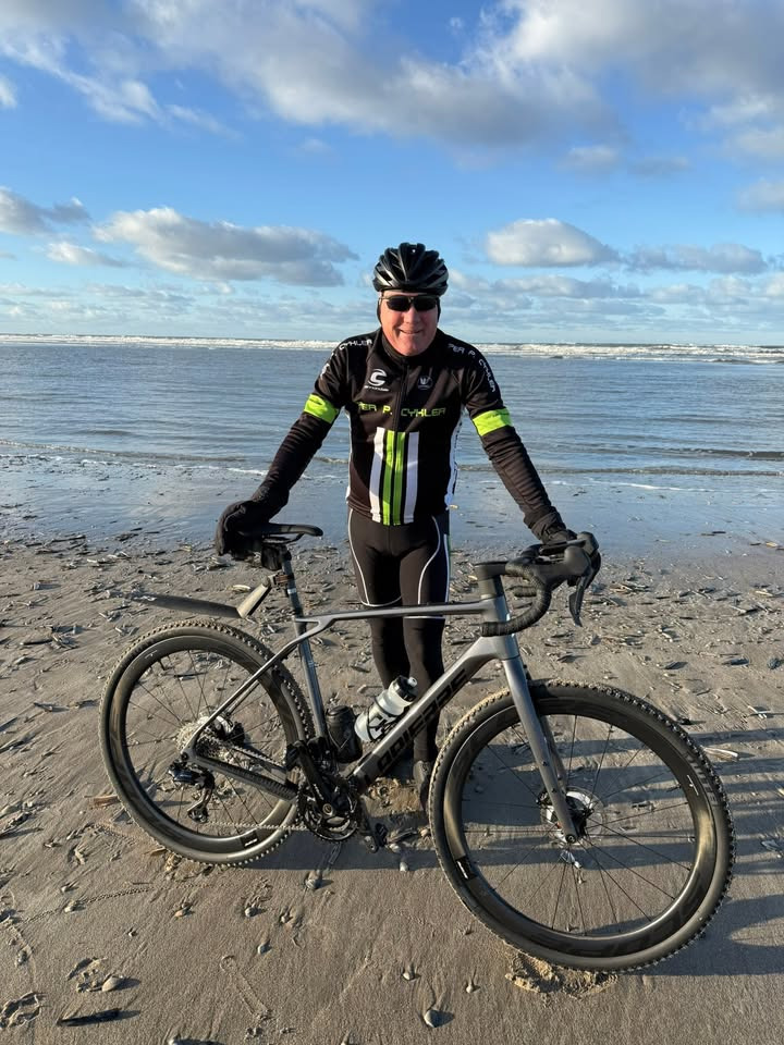 Per P. Cykler tester ny Lapierre Crosshill gravelcykel på Blåvands strand