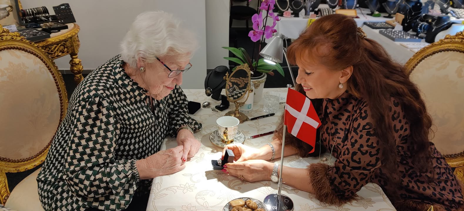 Smykkedesigner Helga Winther giver nyt liv til gamle vielsesringe på kundes 87 års fødselsdag