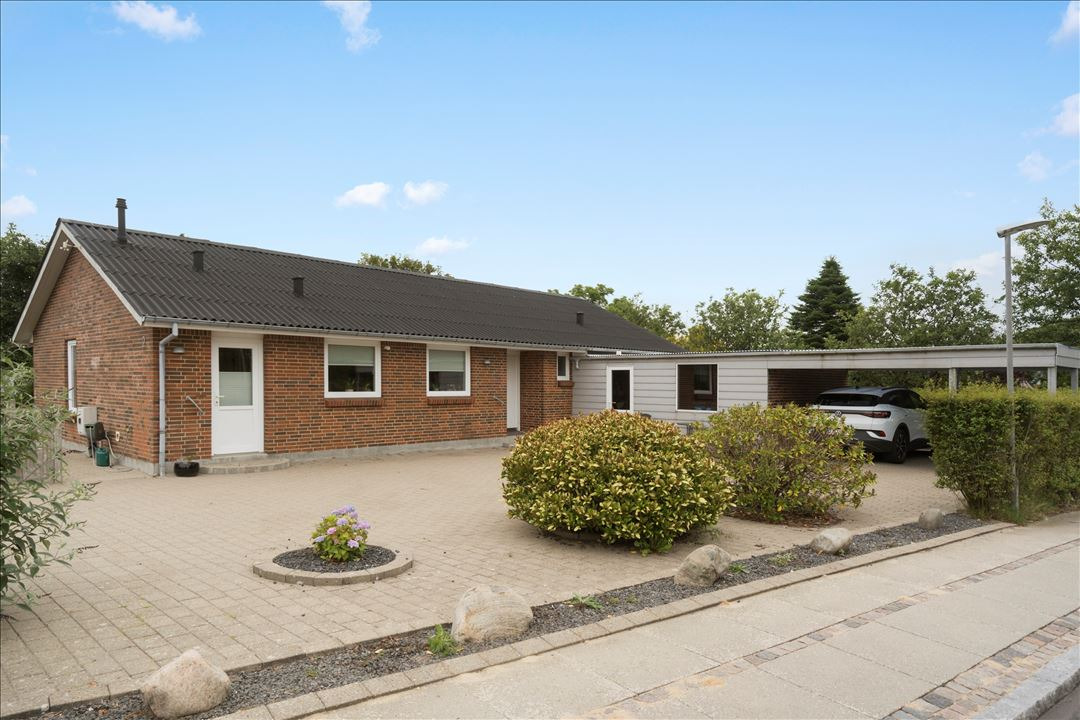 Velindrettet bolig med skøn have og familievenlig beliggenhed i Asp