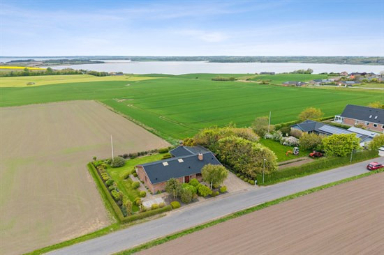 Velholdt villa med flot vandudsigt og 90 kvm garage/udhus