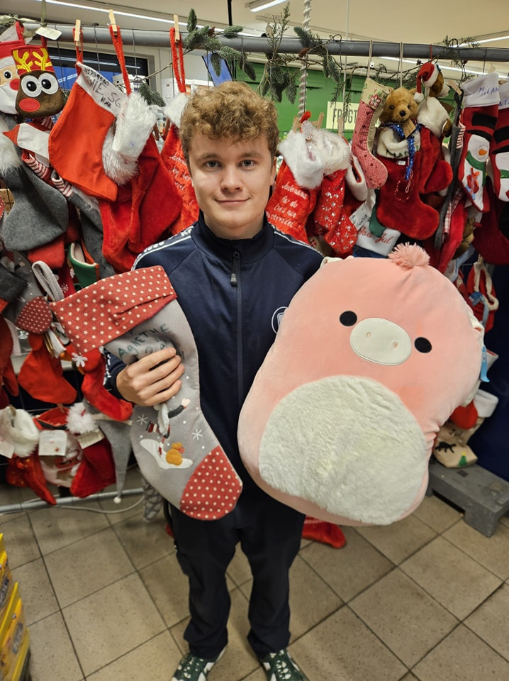 Rema 1000 Hadsund overrasker Agnethe med gave fra julemanden 