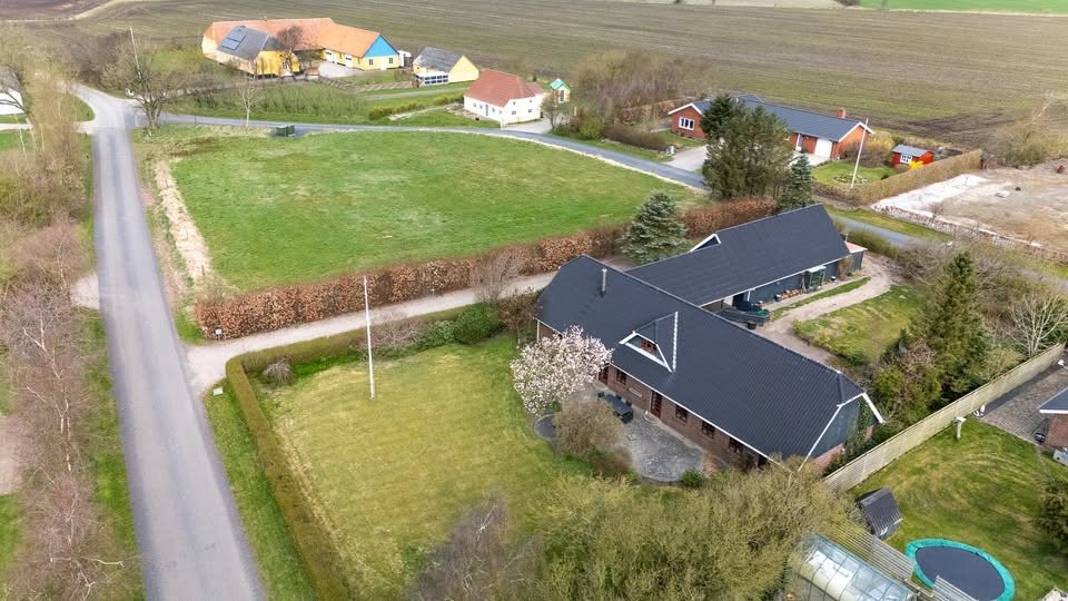 Ribe Mæglerne tilbyder landejendom med ny pris og hurtig overtagelse