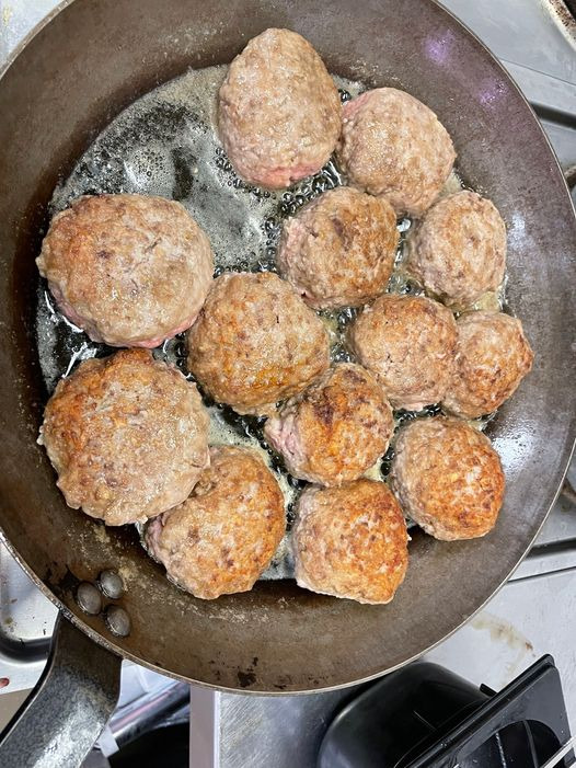 Meny Klarup lokker med hjemmelavede frikadeller til kun 8 kroner i delikatessen