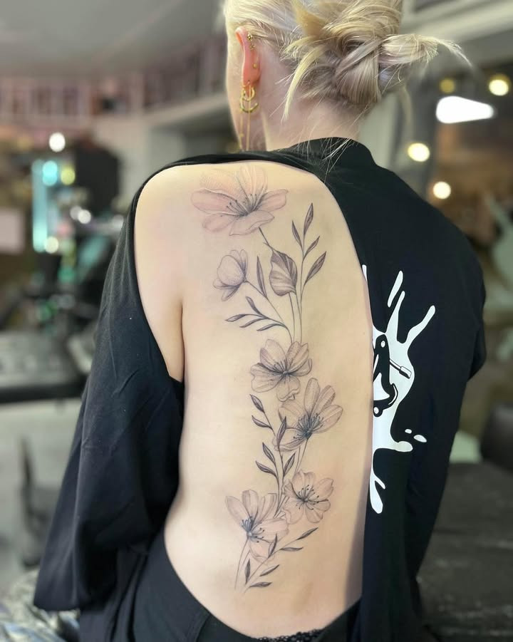 Hos Din Tatovør præsenterer: Stor feminin blomst af Mylle i fineline-stil