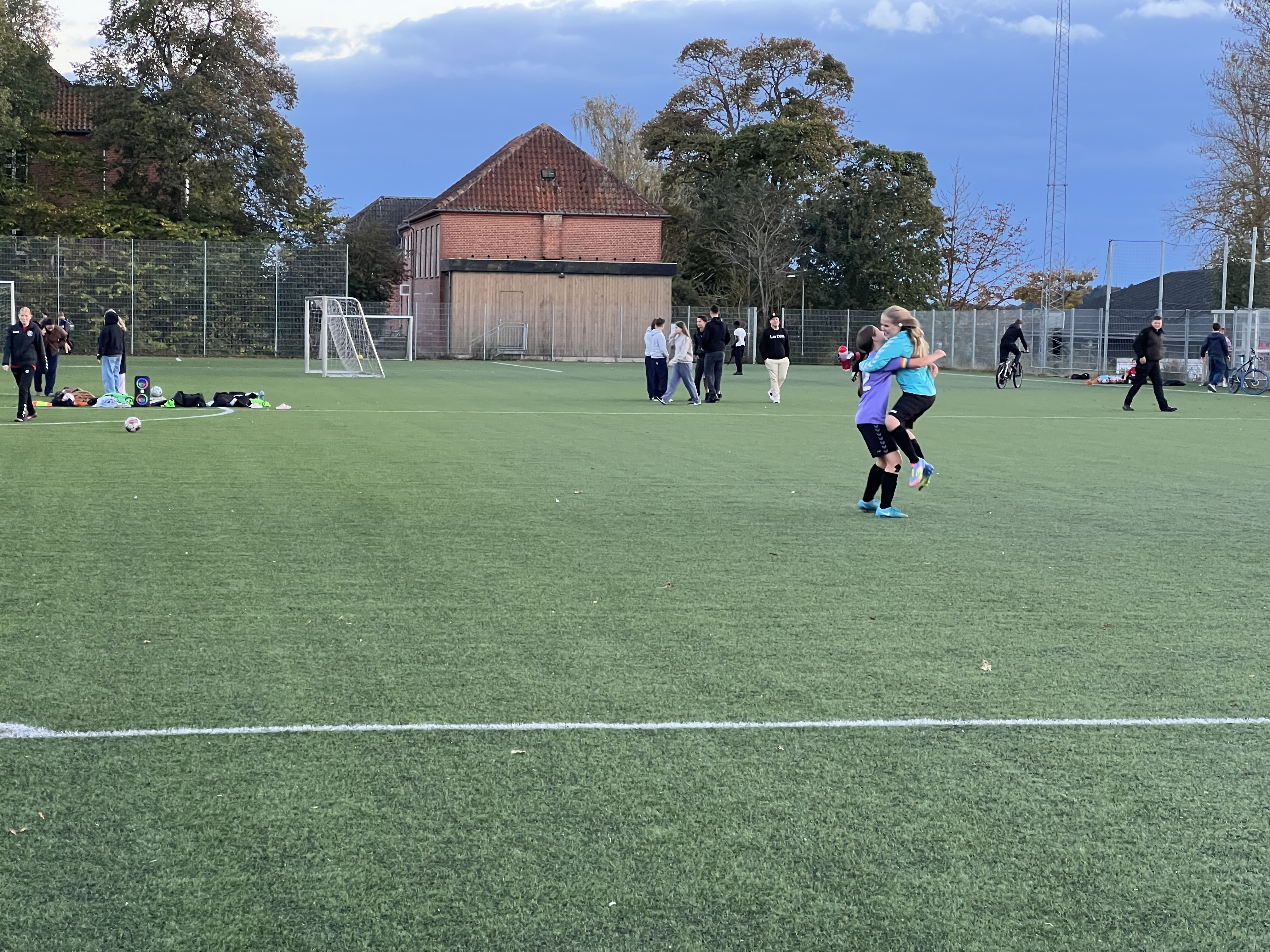 Faxe-Haslevs U16-piger triumferer med overlegen 6-0 sejr over Tølløse BK
