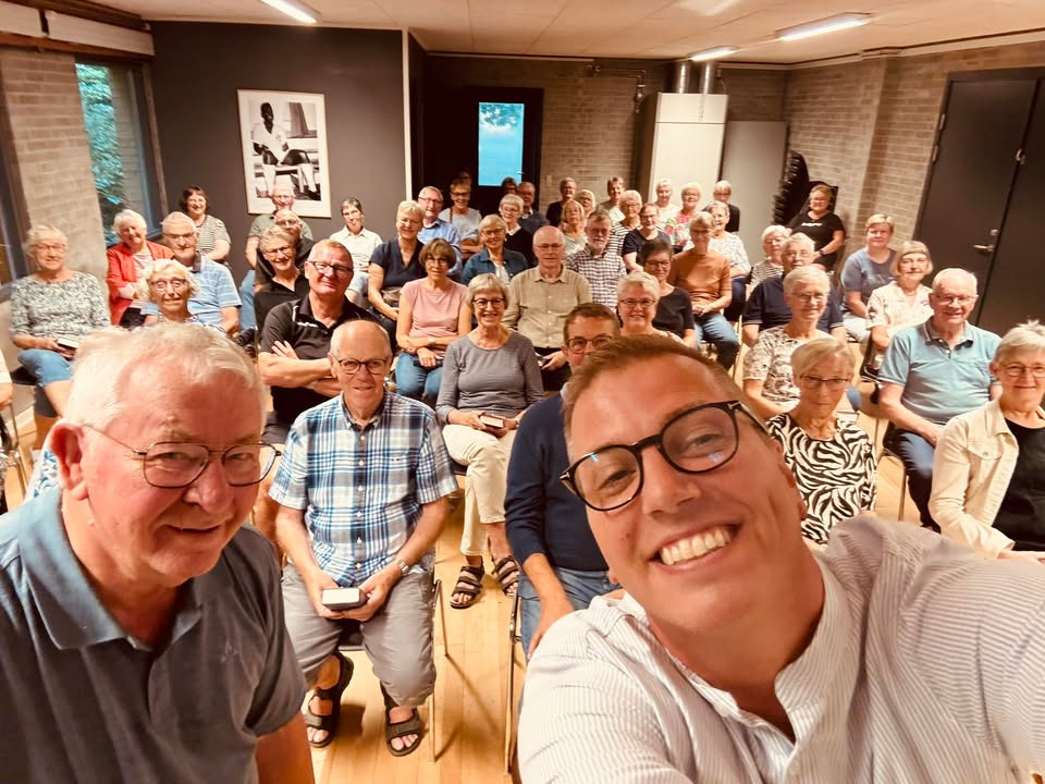 Svend Burchardt trækker fuldt hus til morgensang i Mejrup Kultur- og Fritidscenter