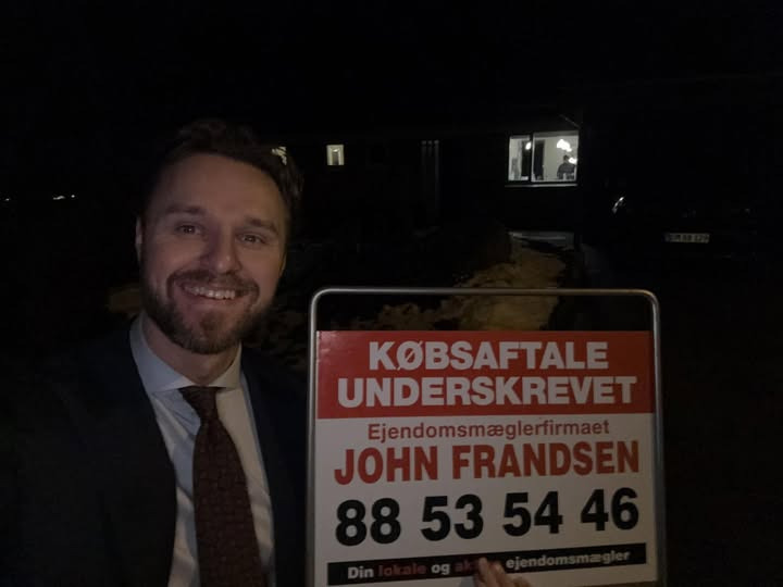 John Frandsen Herning fejrer underskrevet købsaftale på Ravnsbjerg Hegn 27 i Gjellerup