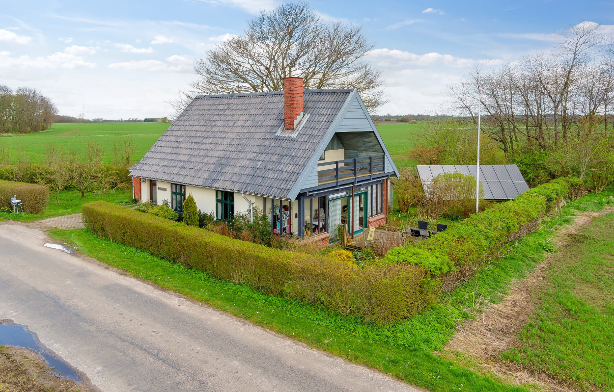 Unik bolig til salg i Stouby: Villa med markudsigt med 3 km til skole og indkøb