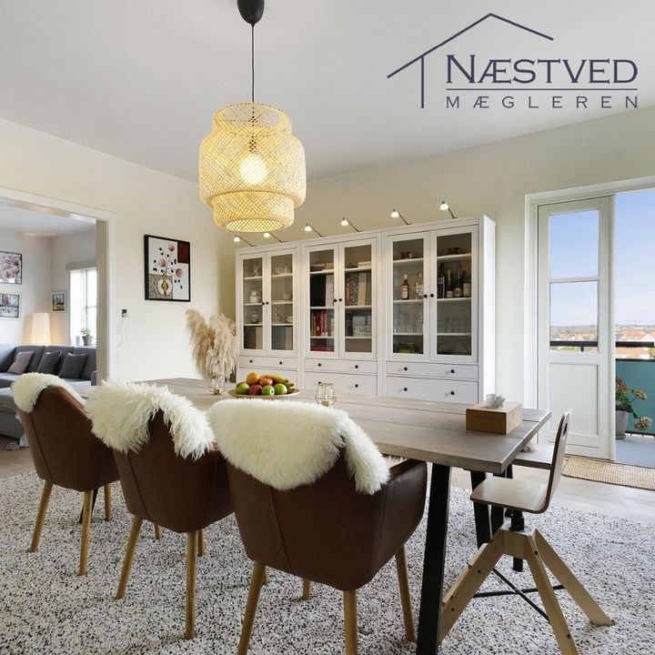 Stor og lys istandsat lejlighed til salg hos Næstved Mægleren ApS