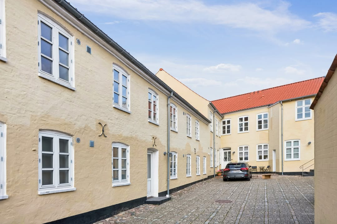 Byens Mæglere ApS præsenterer lys tagejerlejlighed i Hjørring centrum til salg