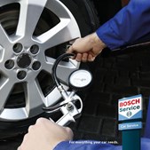 Vigtigheden af korrekt dæktryk: Sikkerhed, brændstoføkonomi og dækskader på spil