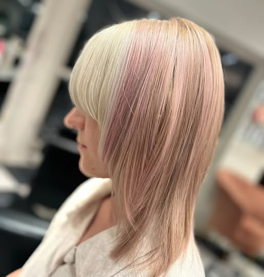 Chlou Frisør fremhæver Mettes nye look med faceframing highlights og sarte pink toner