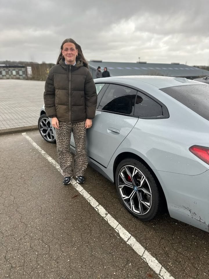 Laura fik kørekort i første hug: Stort tillykke fra Vejgaard Køreskole v/Morten Rode