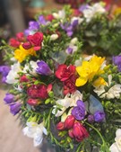 Florist Pernille DB tilbyder personlig rundpyntet krans med fresia til sorgbinderi
