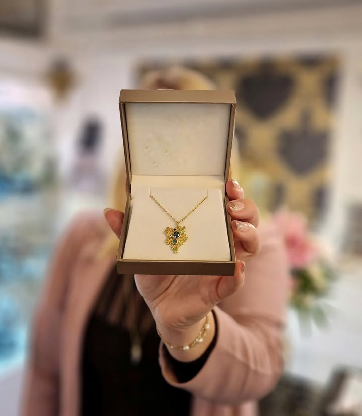 Smykkedesigner Helga Winther foreslår Primrose-smykker som årets julegaveidé