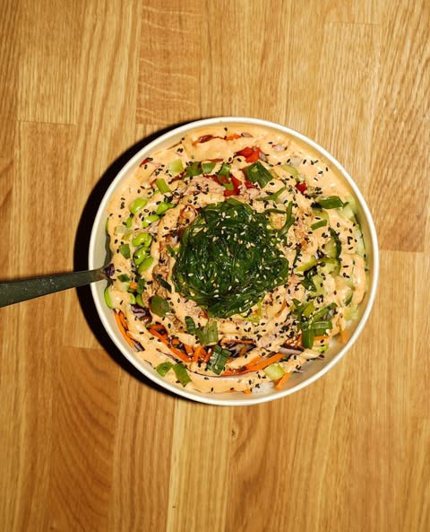 MO'RICE Dytmærsken præsenterer: Poké Bowl med varmrøget laks – en ægte klassiker