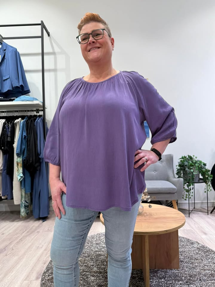 Ny forårsbluse fra Only Curves tilgængelig online i flere farver