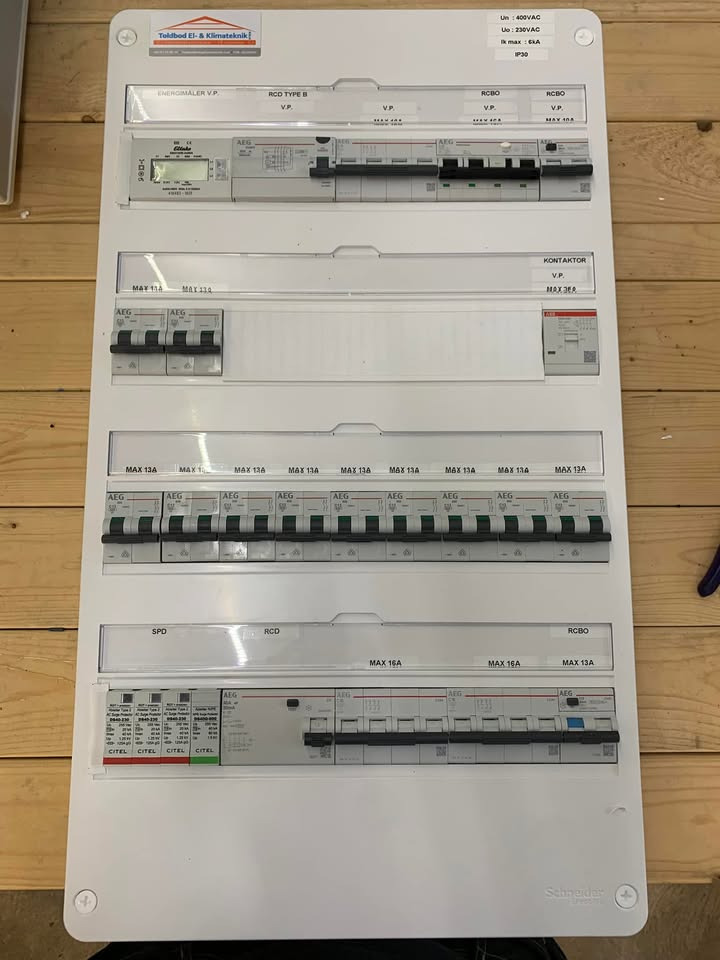 Toldbod El- & Klimateknik ApS viser nyt tavleprojekt klar til installation