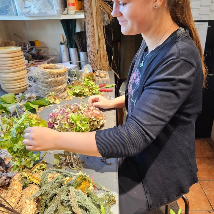 Iris Blomster byder praktikant Christina velkommen i denne uge