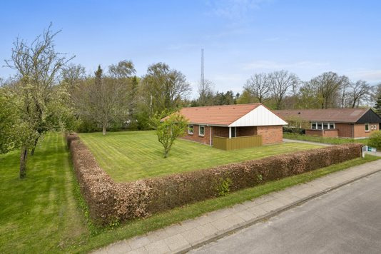 Til salg hos Nybolig Brønderslev & Vrå: Familievenlig villa med stor have