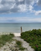 Oplev sommerhuset på Emmasvej 16 kun 65 meter fra stranden