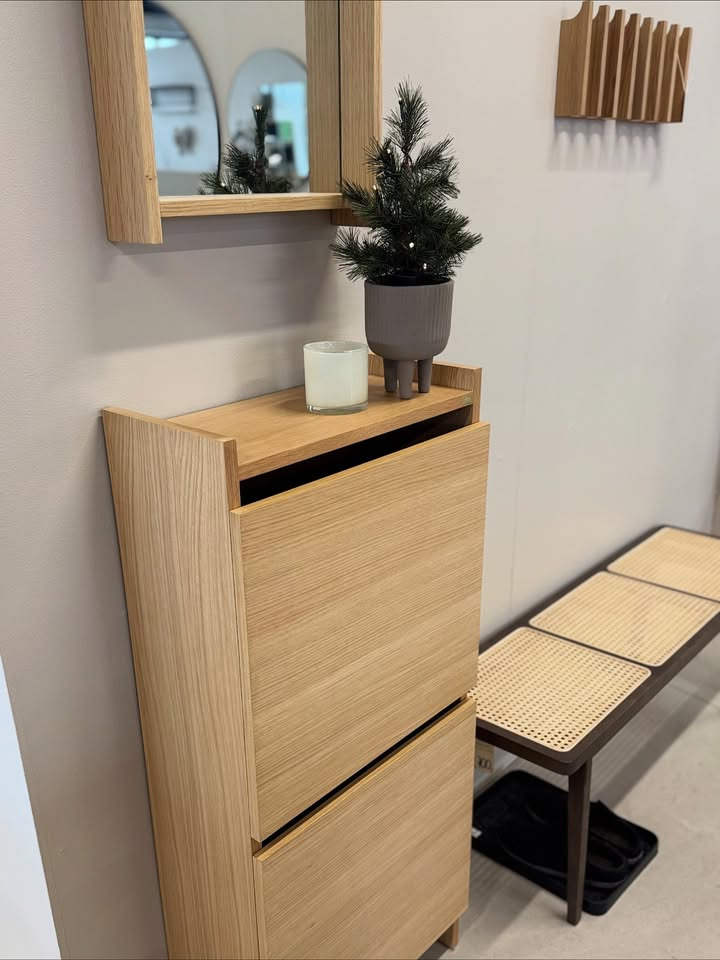 Livingshop Holstebro præsenterer smuk og funktionel entré med Hübsch skoskab og spejl