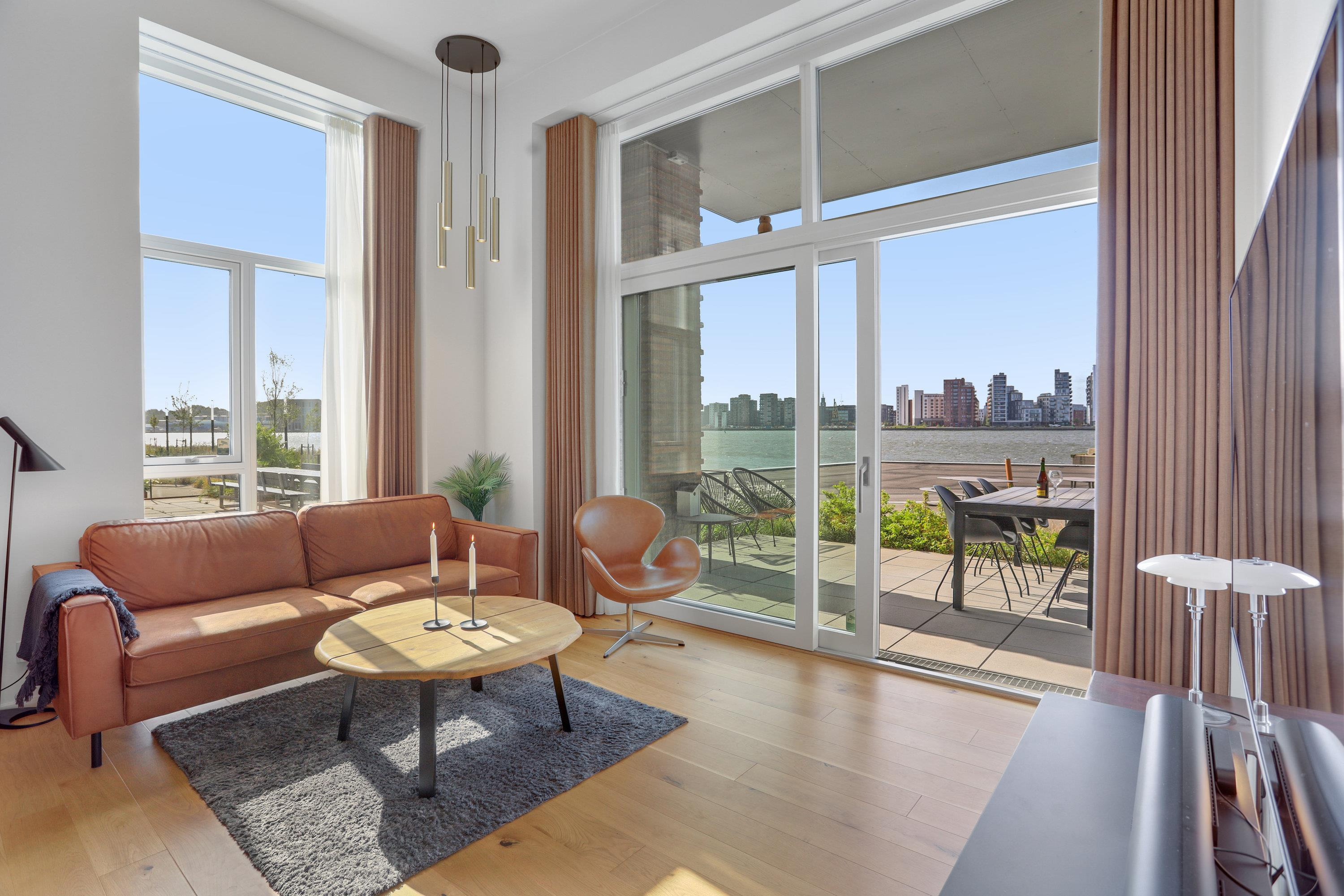 Eksklusiv lejlighed i første række til Limfjorden med lækre detaljer