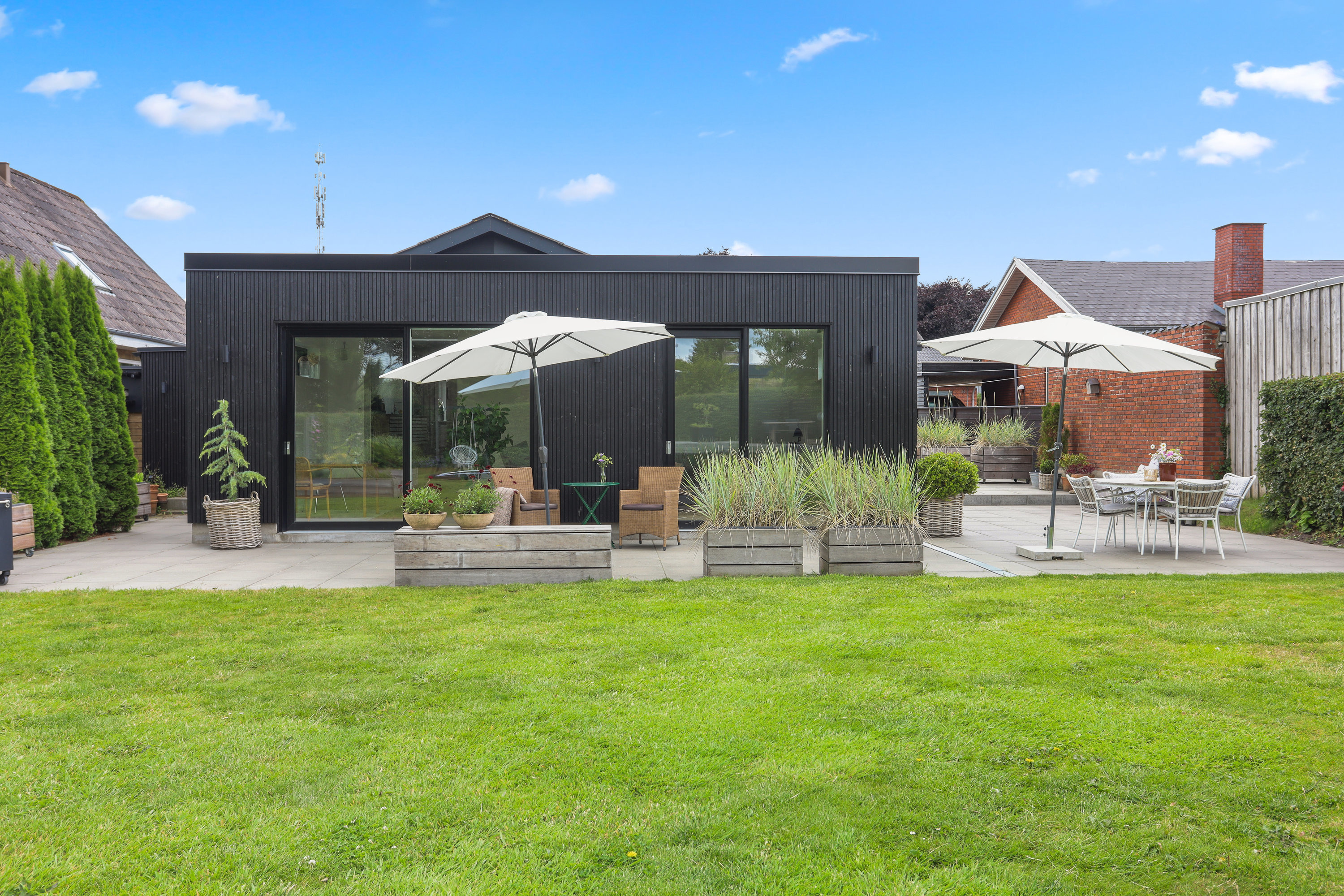 Moderne familievilla med flot tilbygning og attraktiv beliggenhed