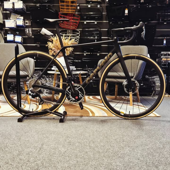 Sæby cykler får besøg af tilfreds kunde med Cervelo R5 drømmecykel