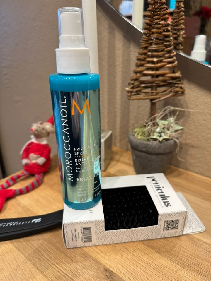 Combi Frisøren lancerer 3. søndag i advent-konkurrence med hårbørste og moroccanoil frizz spray som præmie