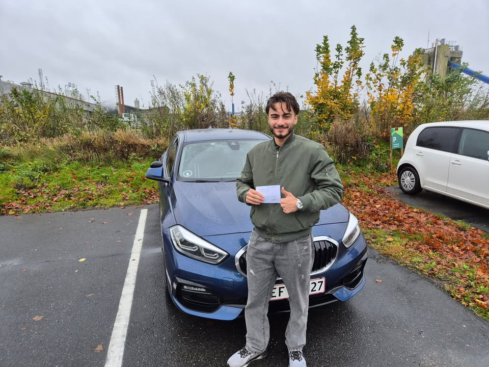 Nordbyens Køreskole fejrer Aryan Bolhassanis succes ved første forsøg