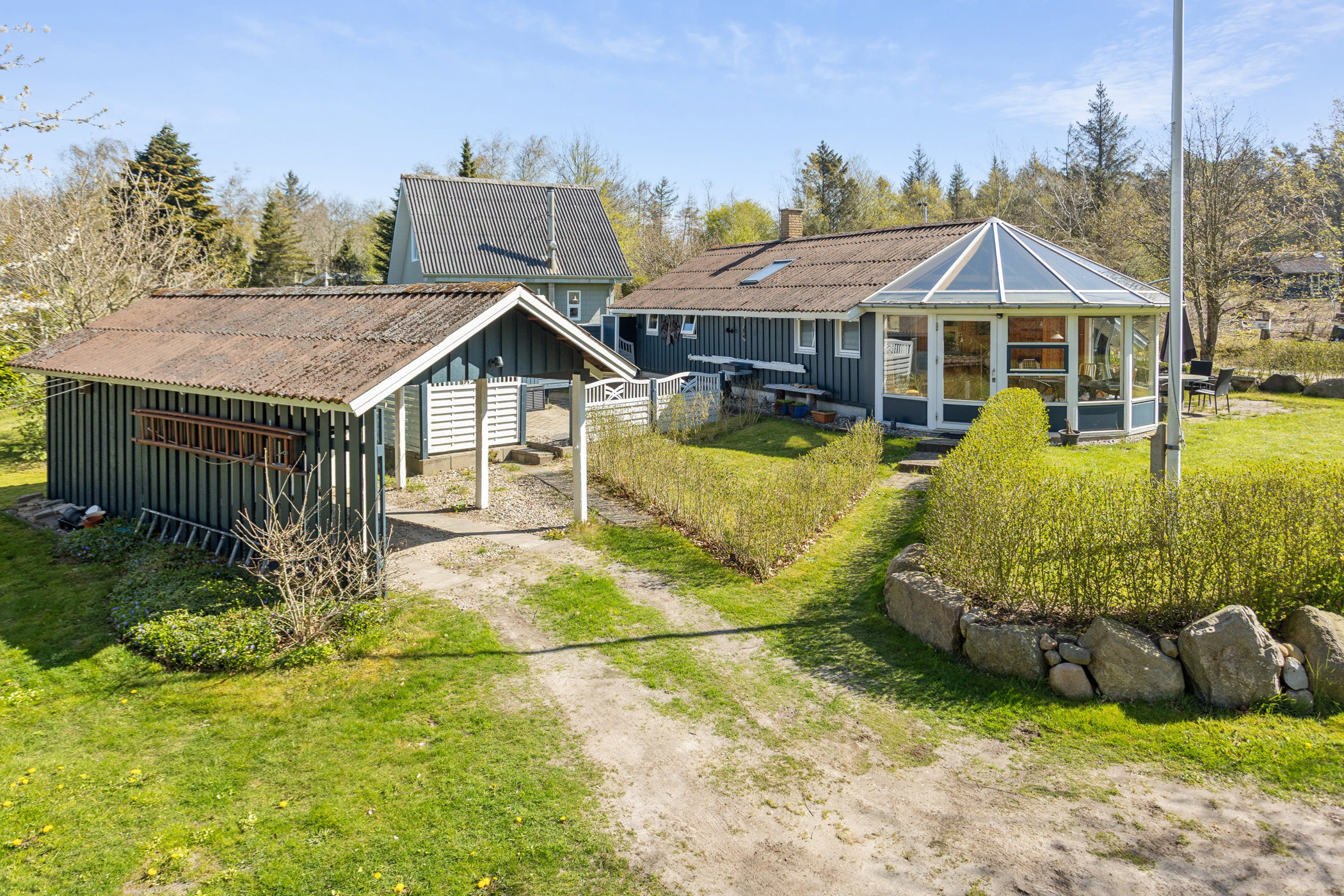 Charmerende 62 m² sommerhus med anneks nær kysten og naturskønne omgivelser