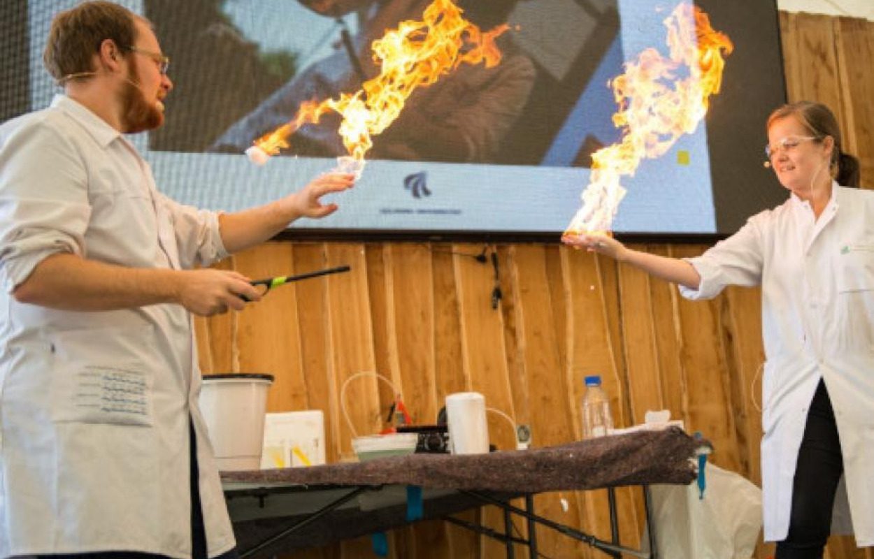 Herlitt for børn: Oplev et spetakulært kemishow på Herning Bibliotek 