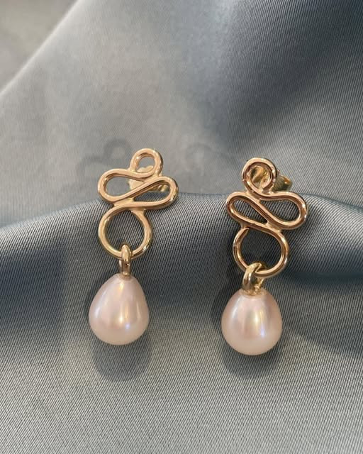 Guldsmed Lütken forvandler gammel ring til smukke håndlavede øreringe