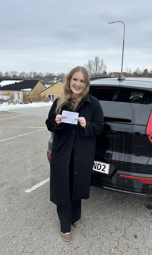 Kenneth Sand Køreskole fejrer Idas succesfulde køreprøve i første forsøg