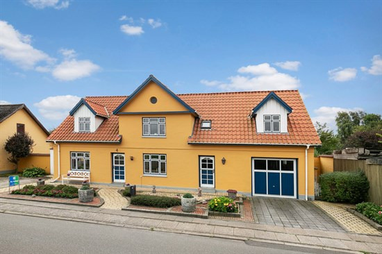 Rummelig villa på 256 m² med stort værksted og garage