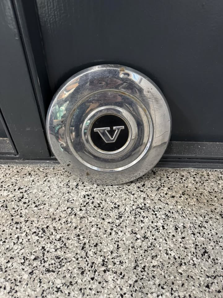 Piil og Palsgaard Auto ApS søger ejeren af en fundet navkapsel fra veteran Volvo