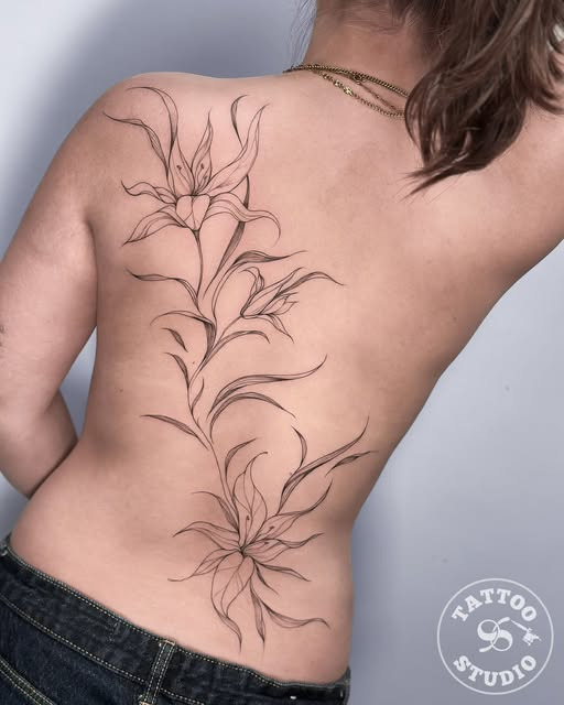 Tattoo Studio 96 viser et floral tattoo med fine linjer skabt af Inna