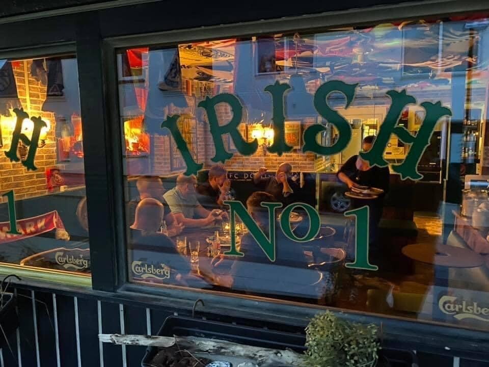 Irish No. 1 tænder lys i vinduerne