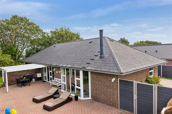 Til salg hos ESTATE Robin Thybo Esbjerg & Varde: Velindrettet etplansvilla med skøn lukket have