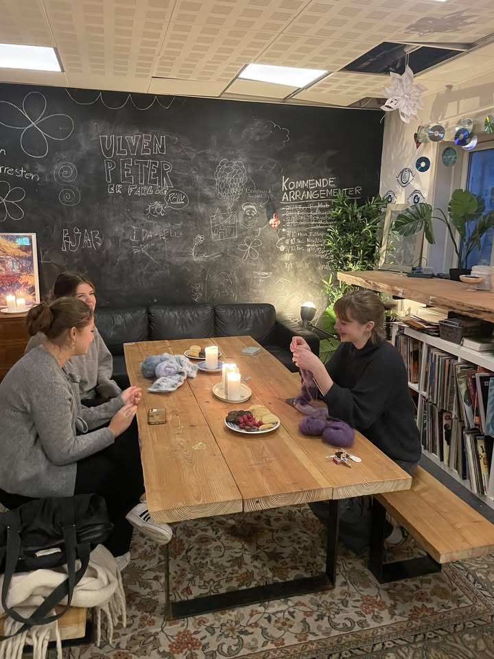 Strikke/hækle café samler unge i Grenaa til kreativ hygge