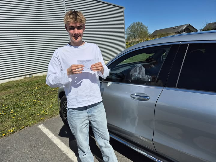 R2 Drive fejrer Jeppe trods uheld ved første køreprøve