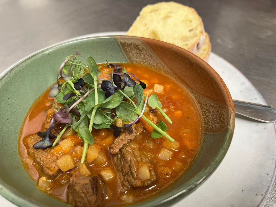 Varme frokostmuligheder hos Maria's Deli med gullashsuppe og hjemmebag